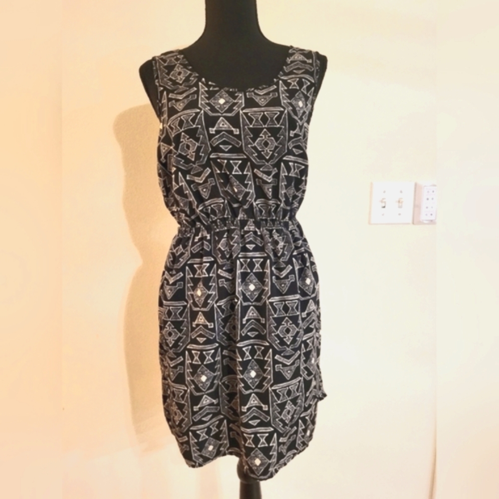 "One Clothing" Black and Cream Mini‎ Dress W/Geometric Print (Size Medium) - Picture 3 of 13